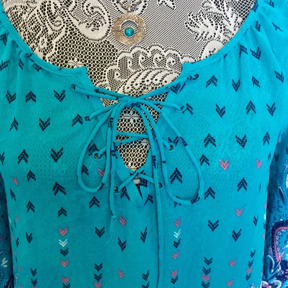 ❤️ ARIZONA BLUE SHEAR COLD SHOULDER BLOUSE Size S - Picture 2 of 9